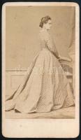 cca 1860-1870 Pauliné Markovits Ilka (1839-1915) operaénekesnő keményhátú fotója, Borsos és Doctor pesti műterméből, a felületén kis foltokkal, 10x6 cm