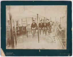 cca 1900 Férfiak egy hajó fedélzetén, amelyik szerencsére nem süllyedt el, csak zátonyra futott, keményhátú fotó, sérült karton, fotó foltos, 14×20 cm
