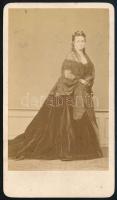 cca 1860-1870 Liptai Sándorné (?-1886) színésznő, a Budai Népszínház tagja, keményhátú fotója, Borsos és Doctor pesti műterméből, a felületén kis foltokkal, 10x6 cm