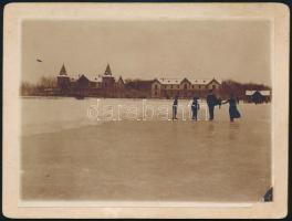 cca 1900 Keszthely, korcsolyázás a befagyott tavon, 9,5×12,5 cm