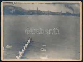 cca 1910 Budapest, evezősök a Dunán, keményhátú fotó, 8,5×12 cm