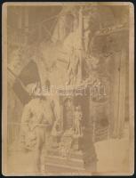 Liptóújvári Strobl Alajos, (1856-1926) szobrászművész Erdő törvény c. szobrával melyet Kálnoki Bedő Albert, az Erdőtörvény kidolgozójának 25 éves szolgálati jubileumára készített 1893-ban. Nagy méretű kabinetfotó 16x21 cm Kissé foltos, tűlyukkal.
