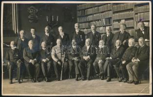 cca 1920 Férfiak csoportképe, köztük Apponyi Albert és Cholnoky Jenő, fotó, felületén törésnyom és szakadás, 11×17 cm