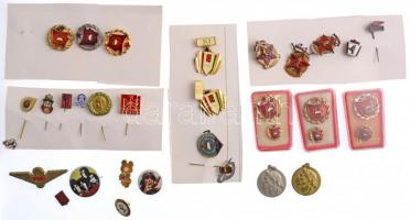 31db-os vegyes magyar és külföldi jelvény tétel főleg a szocialista időszakból, közte "MHK (Munkára, harcra kész)", Szocialista Brigád, "Petőfi" jelvények T:vegyes