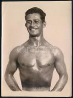 1930 Matura Mihály (1900-1975) birkózó, olimpikon, később birkózó edző dedikált fotója, 15x11 cm