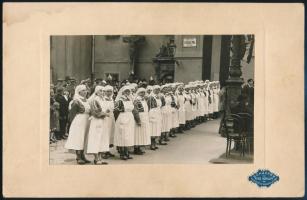 cca 1930 Budapest VIII., Gyulai Pál utca, Rókus Kórház, ünnepség a templomnál, nővérekkel, kartonra kasírozott fotó Schäffer műterméből, 11×17 cm