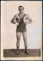 1930 Papp László (1905-1989) Európa-bajnok és olimpiai ezüstérmes birkózó, mesteredző, szakíró, sportvezető dedikált fotója, az egyik sarkán törésnyommal, 15x11 cm