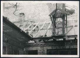 cca 1956 5 db fotó a romos Páva utcai zsinagógáról, hullámosak, 18x13 cm / cca 1956 The synagogue in...