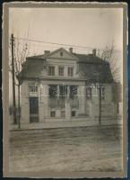 cca 1920 Budapest, Ábel Jenő utca 19., kartonra ragasztott fotó, fotó felületén sérülés, karton tépett, 17×12 cm