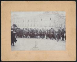 cca 1910 Budapest, katonai fúvószenekar térzenéje a Budai Várban, kartonra ragasztott fotó, 11×15,5 cm