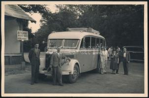 cca 1920-1940 Budapest, Autóbuszjárat a Jánoshegy-Svábhegy buszjárat egyik megállójánál, 9x14 cm