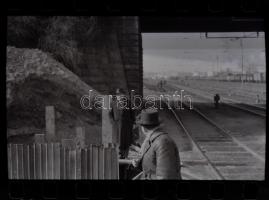 cca 1950-1970 Cipősdoboznyi fekete-fehér és színes tekercs- és síkfilm negatív, vegyes témában