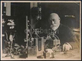 Bláthy Ottó (1860-1939) gépészmérnök, feltaláló, MTA tag laboratóriumában, fotó, az egyik sarkán törésnyommal, 15x11 cm