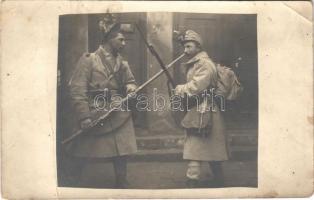 Osztrák-magyar katonák szuronyos puskával / WWI Austro-Hungarian K.u.K. military, soldiers with bayonets. photo (fa)