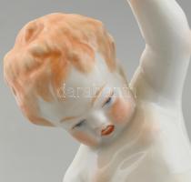 Herendi pisilő kisfiú, kézzel festett, jelzett, formaterv: Nemes György. Hibátlan. m: 18 cm