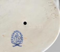 Herendi pisilő kisfiú, kézzel festett, jelzett, formaterv: Nemes György. Hibátlan. m: 18 cm