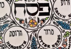 Izraeli kézi festésű kerámia széder tál, héber és angol felirattal, kis lepattanással, d: 22 cm