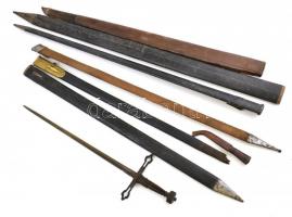 7 db antik tőr és kard hüvely és egy darab tőr, változó, általában rossz állapotban.