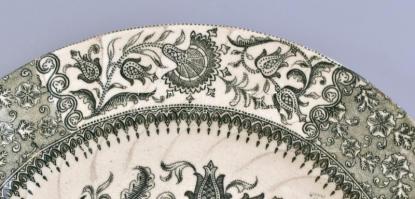 Fischer Ignác fajansz tál a Johanna sorozatból. Máz alatti mintával,. jelzett,kevés kopással. d: 24 ...