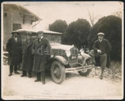 1932 Budapest, öreg autó sofőrökkel, Emlékül a sofőriskolai ismeretség folytán, hátoldalon feliratozott vintage fotó