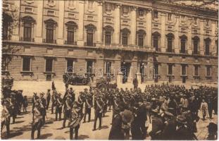 Madrid, Palacio Real, Salida de los Alabarderos / Royal Palace, Spanish Royal Guard, automobile (from postcard booklet) (EK)