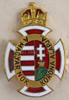 ~1914-1918. "A Magyar Nők Korona Alapja" aranyozott, zománcozott fém jelvény (21x31mm), er...