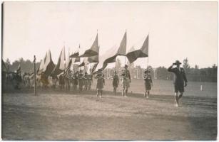 1933 Gödöllő, Cserkész Világ Jamboree: cseh cserkészek zászlós felvonulása / IV. Scout Jamboree, Czech scouts marching with flags. photo