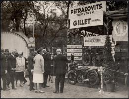 Munkácsi Márton (1896-1963): Motorkiállítás, pecséttel jelzett vintage fotó, 22×29 cm