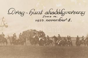 1933 Prag-hunt akadályverseny, feliratozott fotó, szélén és felületén sérülésekkel, kartonra ragaszt...
