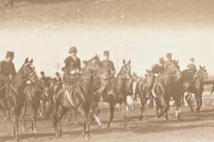1933 Prag-hunt akadályverseny, feliratozott fotó, szélén és felületén sérülésekkel, kartonra ragaszt...