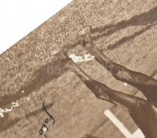 1933 Prag-hunt akadályverseny, feliratozott fotó, szélén és felületén sérülésekkel, kartonra ragaszt...