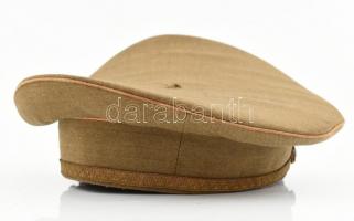 1945-47 M magyar repülőtiszti társasági tányérsapka, 1947 M sapkajelvénnyel, belsejében kissé sérült...