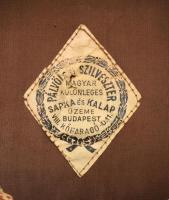 1945-47 M magyar repülőtiszti társasági tányérsapka, 1947 M sapkajelvénnyel, belsejében kissé sérült...