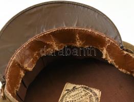 1945-47 M magyar repülőtiszti társasági tányérsapka, 1947 M sapkajelvénnyel, belsejében kissé sérült...