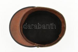 K.u.K. fekete katonai tiszti sapka, 1919-ben a sapkarózsát áthúzták nemzeti szalaggal. Bélésén Budap...