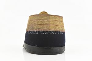 1891 M magyar gyalogos törzstiszti sapka, 1911 M Királyért és Hazáért feliratú fém címeres jelvénnye...