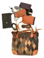 Műbőr női táska, kis szakadással, benne szíjak, övek, Takarékszövetkezet notesztartók, tokok, össz. 9 db