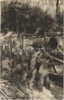 Első világháborús osztrák-magyar katonák aknavetővel / WWI K.u.K. (Austro-Hungarian) military, soldiers with Minenwerfer (mortar). photo