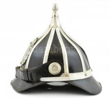 cca 1930 Lovasrendőr Zrinyi sisak, bőr-fém, fém címeres jelvénnyel, oldalán egy-egy db fém magyar ko...