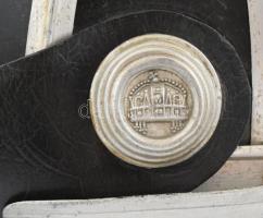 cca 1930 Lovasrendőr Zrinyi sisak, bőr-fém, fém címeres jelvénnyel, oldalán egy-egy db fém magyar ko...