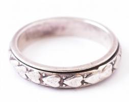 Ezüst (Ag) szívecskés gyűrű, középen forgatható, jelzett, méret: 59, nettó: 5,14 g, szívecskés fém dobozban