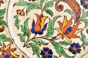 Badár Balázs (1855-1938): Fali tál, mázas kerámia, kézzel festett, mázhibákkal, kopásnyomokkal, jelz...