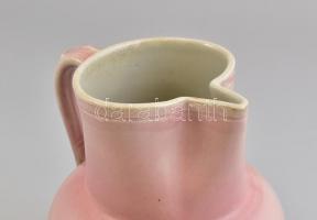 Zsolnay rózsaszín mázas kiöntő. Mázas keménycserép, jelzett, fülénél mázhibákkal, kopásnyomokkal m: ...