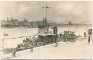 1925 A Magyar Királyi Folyamőrség Szeged WELS típusú őrnaszádja Budapesten / Hungarian Royal River Guard ship Szeged with river guards, mariners on deck. Emke photo
