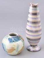 Márvány mintás porcelán váza, jelzés nélkül, alján kopással, m: 8 cm + irizáló iparművész kerámia váza, enyhén kopott, jelzett, m: 19,5 cm