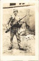 Őszirózsás forradalom, katona fegyverrel, rózsával és sapkajelvényekkel / Soldier with gun wearing aster flowers and new cap buttons during the Aster Revolution. photo