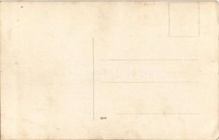 Őszirózsás forradalom, katona fegyverrel, rózsával és sapkajelvényekkel / Soldier with gun wearing a...