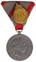 1918. Sebesültek Érme cink kitüntetés első sebesülés után járó mellszalaggal, szalagon Hadirokkant aranyozott Br jelvény (29x22mm). Szign.: R. Placht T:2 / Hungary 1918. Wound Medal zinc decoration with ribbon after the first wound, on the ribbon Invalid gilt bronze badge (29x22mm). Sign.: R. Placht C:XF NMK 328.