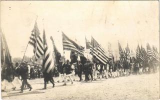 1918-1928 Gyulafehérvár, Karlsburg, Alba Iulia; Sarbarile Unirii. Foto Marza / Románi és Erdély egyesítésének 10. évfordulója, ünneplő tömeg, felvonulás amerikai zászlókkal / 10th anniversary of the Union of Transylvania with Romania, celebration with American (USA) flags (Rb)