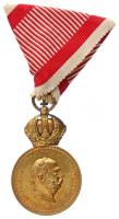 1890. Bronz Katonai Érdemérem a katonai érdemkereszt szalagján aranyozott Br kitüntetés mellszalagon, eredeti, kissé kopott ROTHE-NEFFE WIEN - K.U.K. KAMMER-JUWELIERE gyártói tokban T:2 / Hungary 1890. Bronze Military Merit Medal on a war ribbon (Signum Laudis) gold plated Br decoration with ribbon, in original, slightly worn ROTHE-NEFFE WIEN - K.U.K. KAMMER-JUWELIERE makers case C:XF NMK 245.